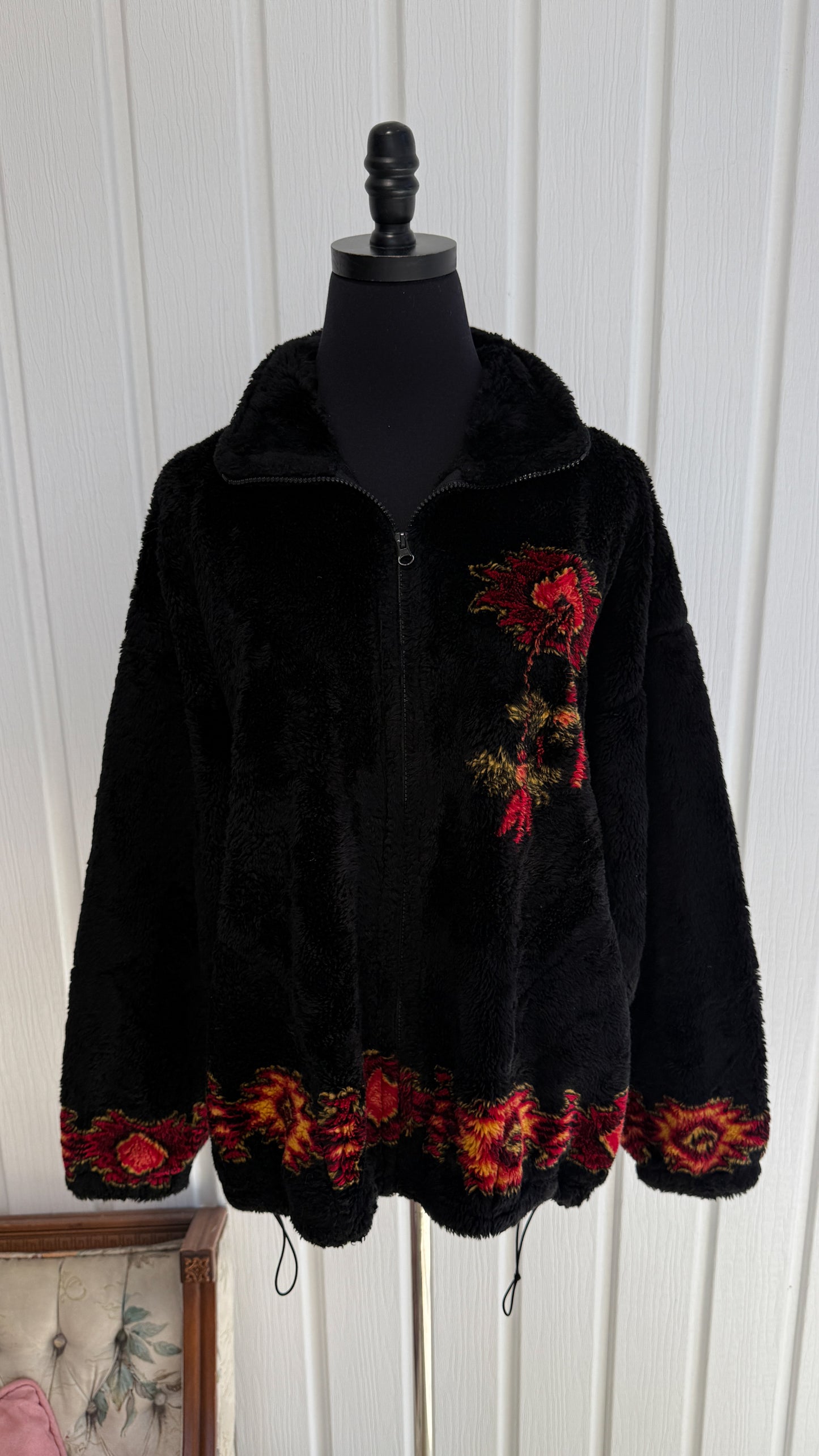 Veste en polar noir motifs rouge- large