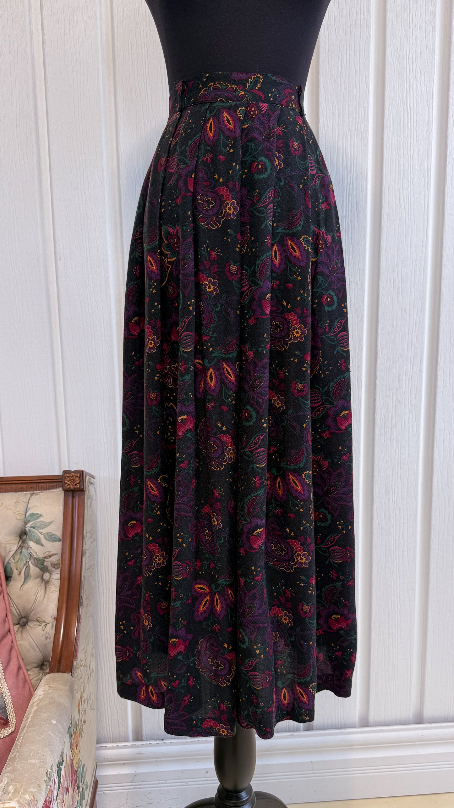 Jupe noire fleurie mauve- medium