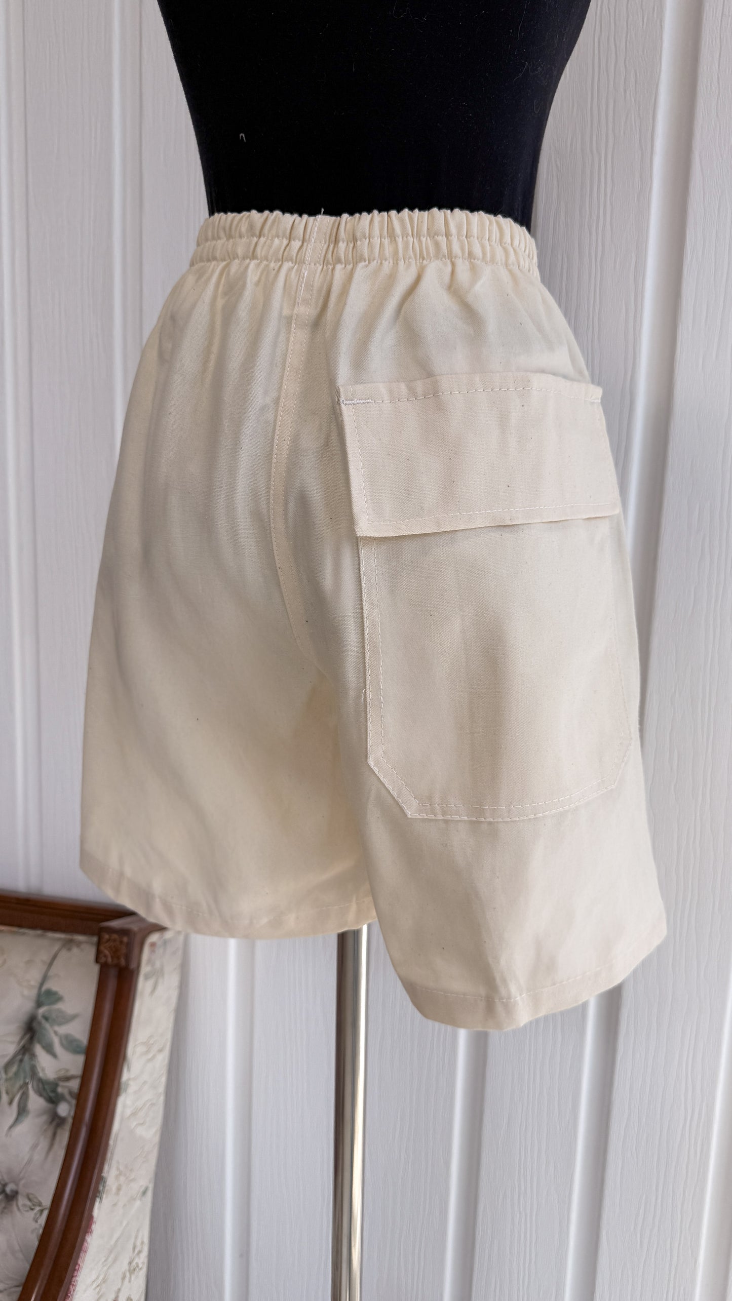 Cream beige shorts - loose fit