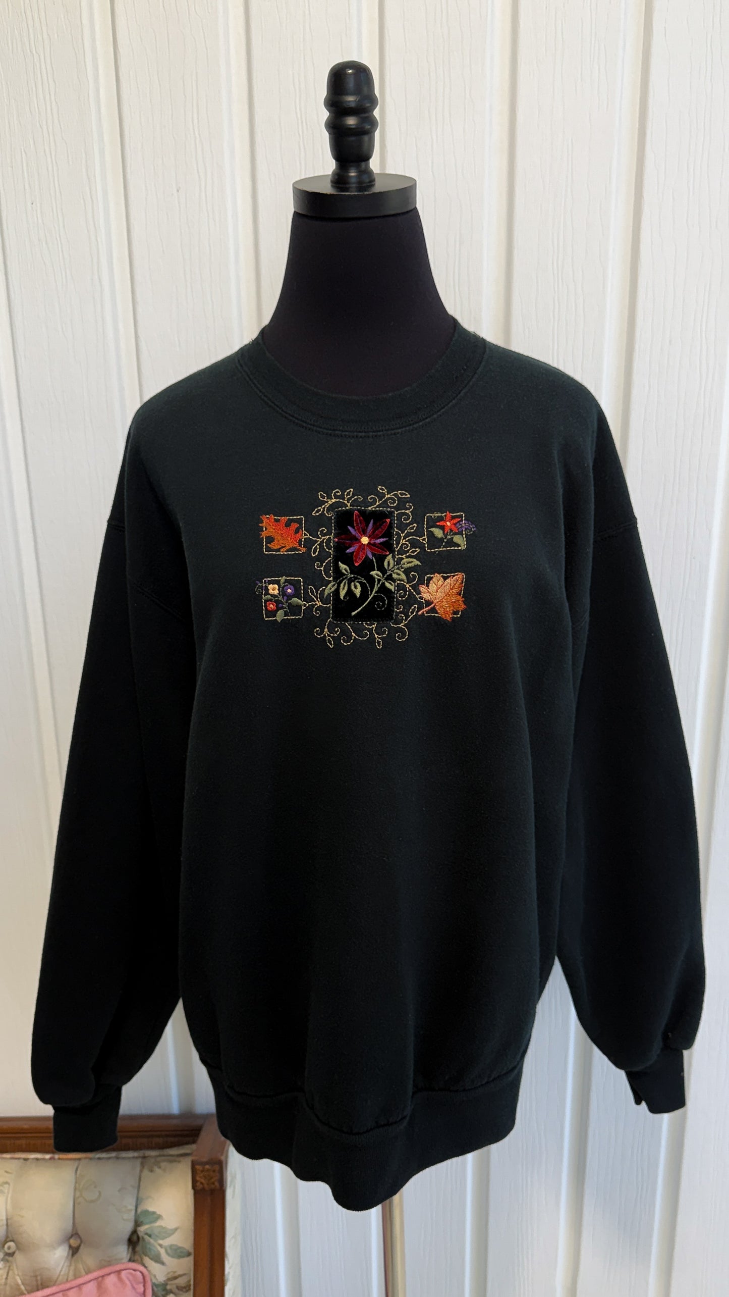 Black floral crewneck sweater - large