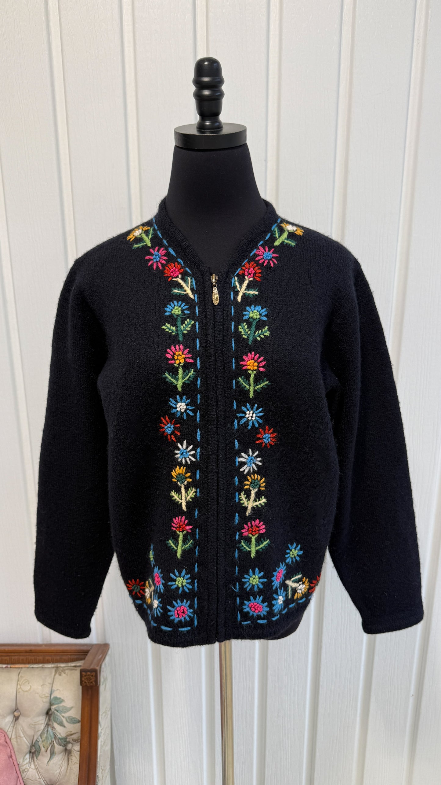 Veste en tricot noir broderies fleuris- small