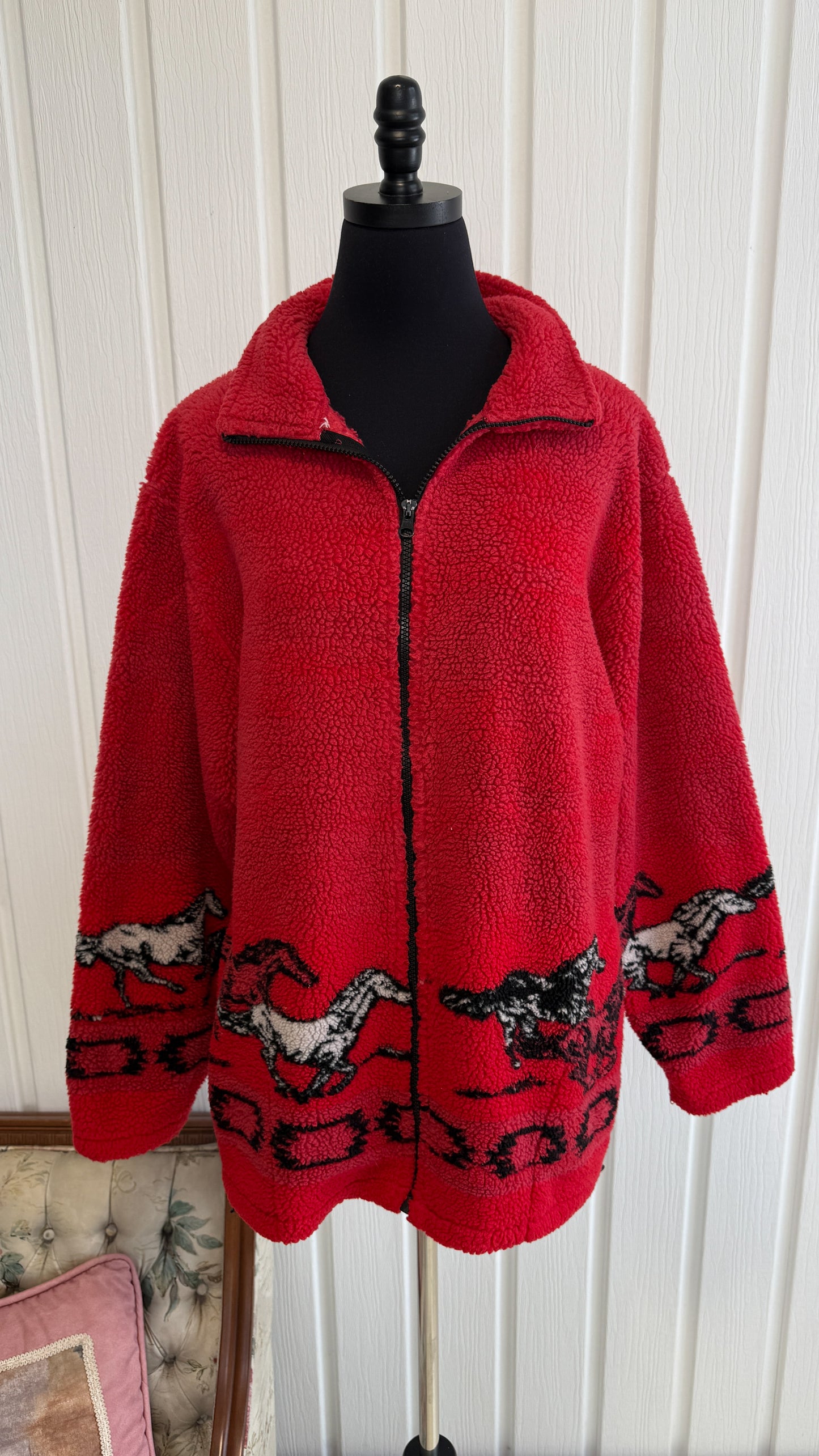 Veste en polar rouge chevaux- medium
